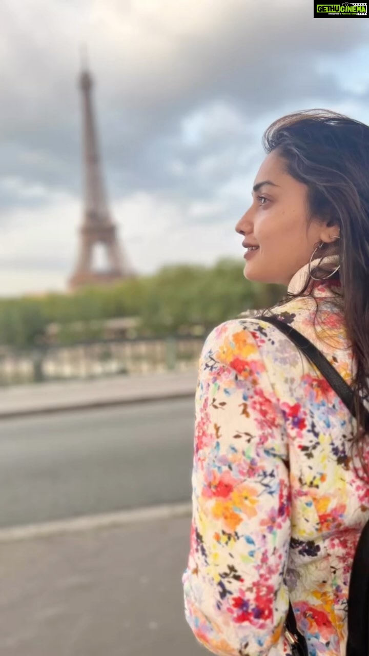 Hruta Durgule Instagram - Something out of my dreams ✨❤️ #paris #eiffeltower #arcdetriomphe #nortedame #blessed #grateful #vacation