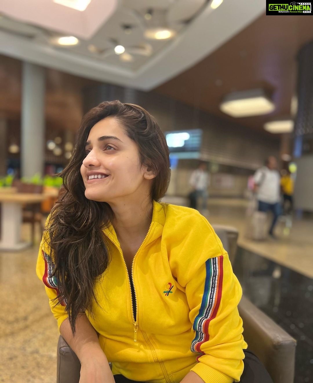 Hruta Durgule Instagram - Yes thats my vacation glow 🥹❤️ #travel #latenightflights #explore #vacation #grateful #blessed #letsgo #travelgram 📷 @prateekshah1 ❤️
