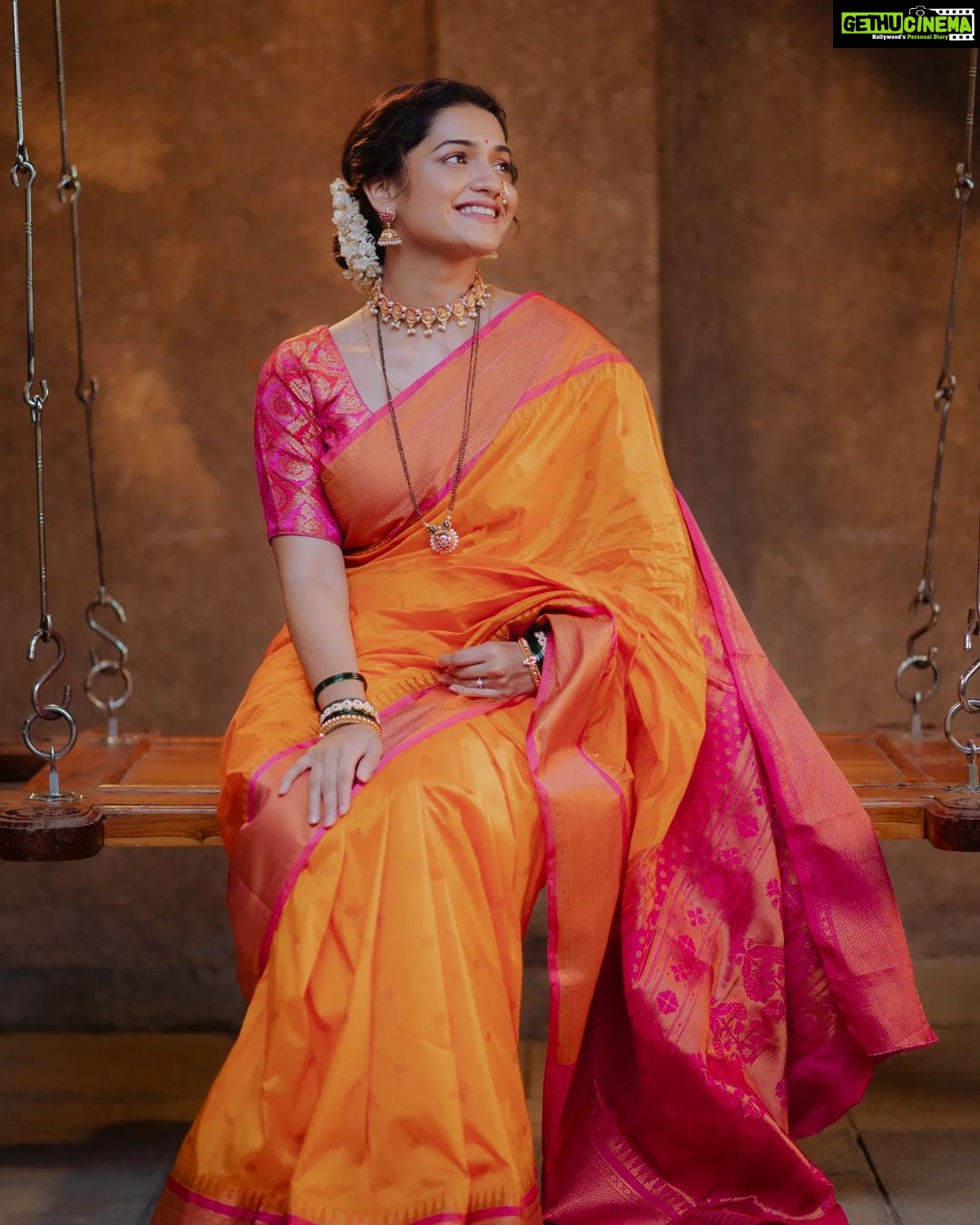 Hruta Durgule Instagram - Adoring the way this saree suits me! Styled by @shalmalee_t Saree by @patelsarees_pvtltd Blouse by @__shamiyanaa__ Jewellery by @treasureboxforyou Pictures @magdumshubham & @sushant.sutar #HrutaDurgule #notoverthefestiveseason