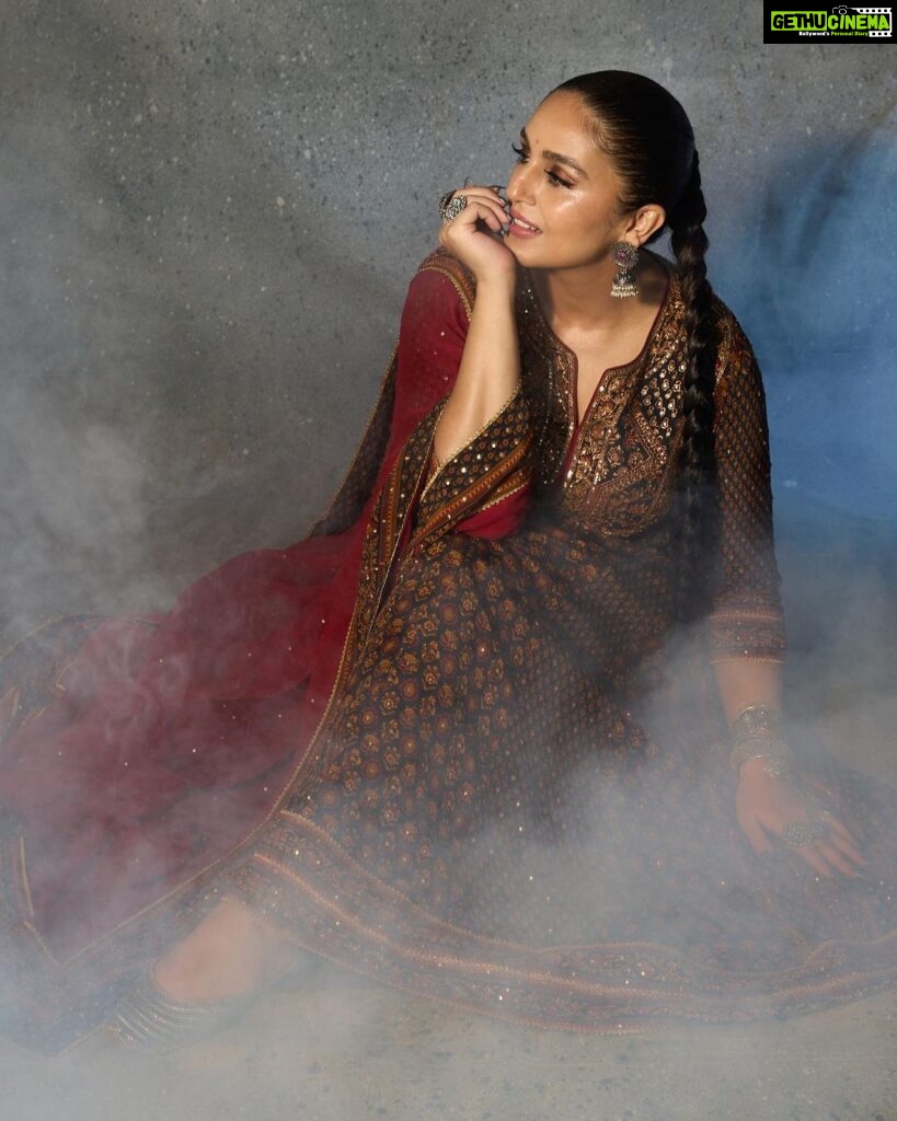 Huma Qureshi Instagram - There is no smoke with out a patakkha being around 🪔💥😜🌟🥰 #diwali #festive #indian Outfit by @ritukumarhq @quirkbrandconsulting Cuffs by @silverstreakstore Earrings by @ppjewellers_official Clutch by @houseofsimitri Make up by @ajayvrao721 Hair by @nargis9052 Photo by @ayushguptaphoto styled by @dhruvadityadave Style team @deatickoo Nails @itssoezi