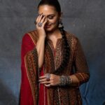 Huma Qureshi Instagram – There is no smoke with out a patakkha being around 🪔💥😜🌟🥰 #diwali #festive #indian 

Outfit by @ritukumarhq @quirkbrandconsulting
Cuffs by @silverstreakstore
Earrings by @ppjewellers_official
Clutch by @houseofsimitri

Make up by @ajayvrao721 
Hair by @nargis9052 
Photo by @ayushguptaphoto styled by @dhruvadityadave 
Style team @deatickoo
Nails @itssoezi