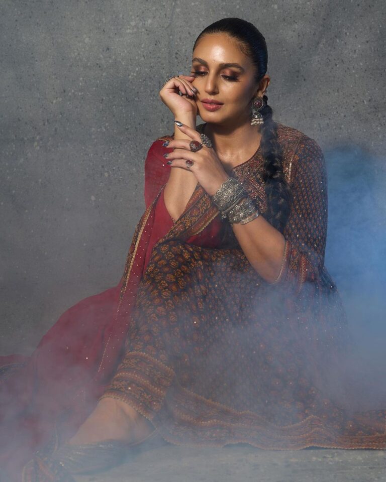 Huma Qureshi Instagram - There is no smoke with out a patakkha being around 🪔💥😜🌟🥰 #diwali #festive #indian Outfit by @ritukumarhq @quirkbrandconsulting Cuffs by @silverstreakstore Earrings by @ppjewellers_official Clutch by @houseofsimitri Make up by @ajayvrao721 Hair by @nargis9052 Photo by @ayushguptaphoto styled by @dhruvadityadave Style team @deatickoo Nails @itssoezi