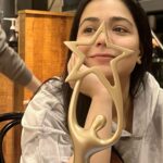 Humaima Malick Instagram - Finally retuning home with this beauty … Thankyou everyone for making me win 🏆 this one is for all of you each of you my people without your love I’m nothing … and yeah ammi took these pictures kiah framing hain ❤️🫶💋 AbuDhabi