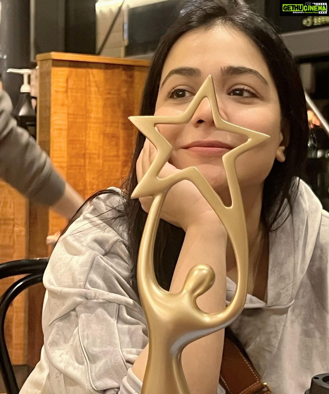 Humaima Malick Instagram - Finally retuning home with this beauty β¦ Thankyou everyone for making me win π this one is for all of you each of you my people without your love Iβm nothing β¦ and yeah ammi took these pictures kiah framing hain β€οΈπ«Άπ AbuDhabi