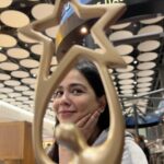 Humaima Malick Instagram - Finally retuning home with this beauty … Thankyou everyone for making me win 🏆 this one is for all of you each of you my people without your love I’m nothing … and yeah ammi took these pictures kiah framing hain ❤️🫶💋 AbuDhabi
