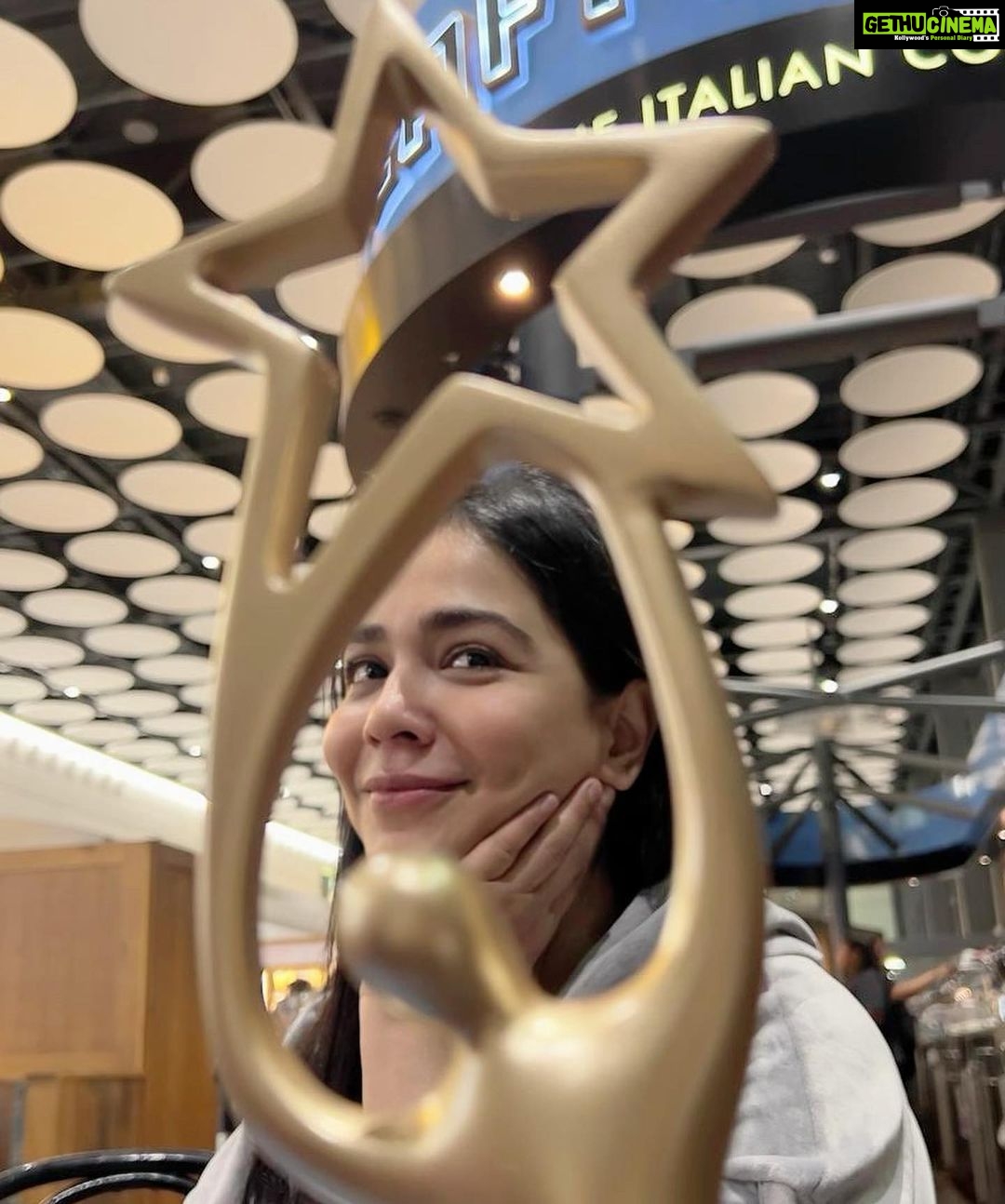 Humaima Malick Instagram - Finally retuning home with this beauty β¦ Thankyou everyone for making me win π this one is for all of you each of you my people without your love Iβm nothing β¦ and yeah ammi took these pictures kiah framing hain β€οΈπ«Άπ AbuDhabi