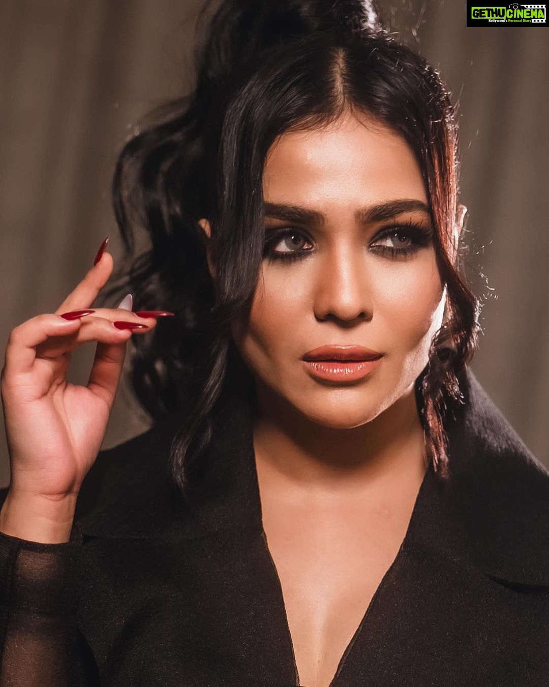Humaima Malick Instagram - Yaaaaasss Slay! 😻Muse: @humaimamalick Creative Director & Styling: @zafshabir Styling Assistant: @afsheenmalik Wardrobe: @nuofficial Makeup & Hair: @officiallubnarafiq Photography & Videography: @filmedbyakash Production: @thecactusagency