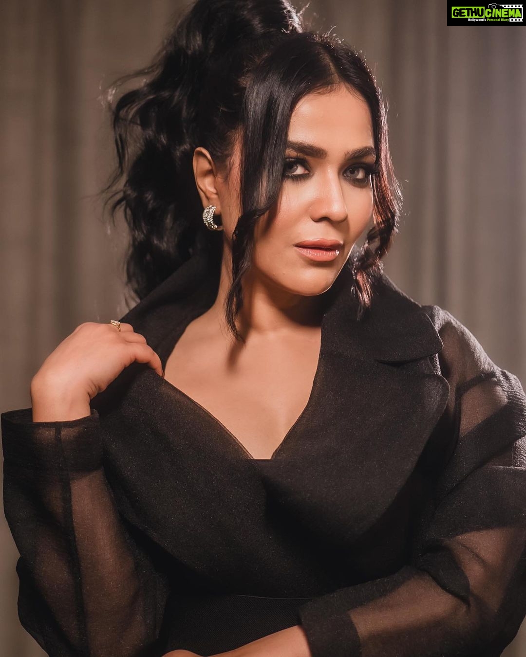 Humaima Malick Instagram - Yaaaaasss Slay! 😻Muse: @humaimamalick Creative Director & Styling: @zafshabir Styling Assistant: @afsheenmalik Wardrobe: @nuofficial Makeup & Hair: @officiallubnarafiq Photography & Videography: @filmedbyakash Production: @thecactusagency