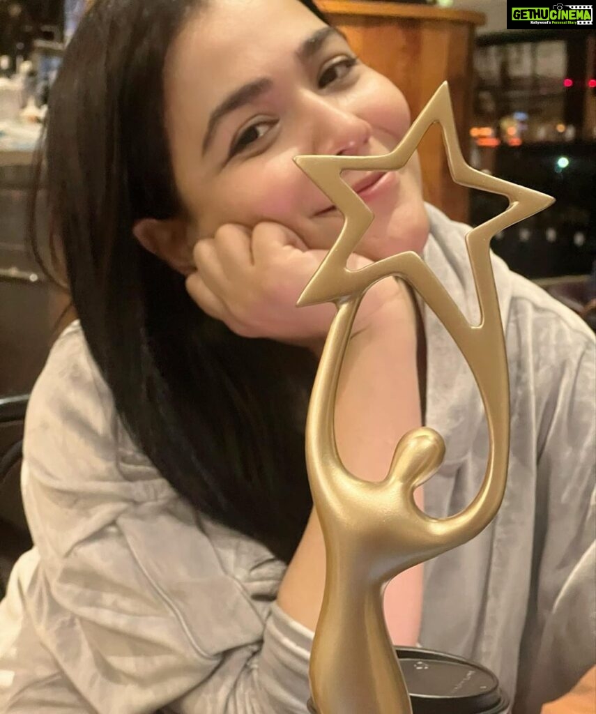 Humaima Malick Instagram - Finally retuning home with this beauty … Thankyou everyone for making me win 🏆 this one is for all of you each of you my people without your love I’m nothing … and yeah ammi took these pictures kiah framing hain ❤🫶💋 AbuDhabi