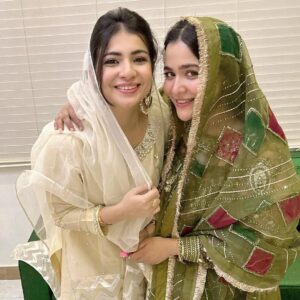 Humaima Malick Instagram - بہت یاد آتی ہیں، بہنیں جب پرائ ہو جاتی ہیں  میرے دل کی یہی دعا ہے جن لمحوں میں تو مسکراتی ہے وہ لمحے کبھی ختم نہ ہوں @duamalik we live  this song and love this too ❤️ #candidisbest