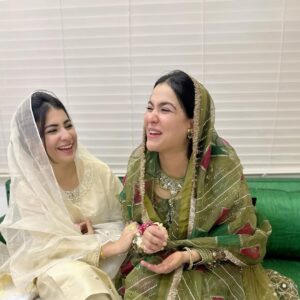 Humaima Malick Instagram - بہت یاد آتی ہیں، بہنیں جب پرائ ہو جاتی ہیں  میرے دل کی یہی دعا ہے جن لمحوں میں تو مسکراتی ہے وہ لمحے کبھی ختم نہ ہوں @duamalik we live  this song and love this too ❤️ #candidisbest