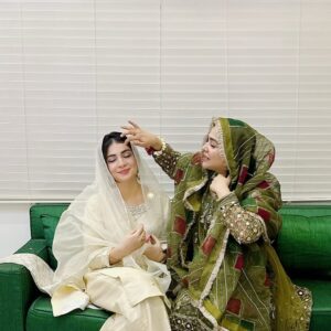 Humaima Malick Instagram - بہت یاد آتی ہیں، بہنیں جب پرائ ہو جاتی ہیں  میرے دل کی یہی دعا ہے جن لمحوں میں تو مسکراتی ہے وہ لمحے کبھی ختم نہ ہوں @duamalik we live  this song and love this too ❤️ #candidisbest