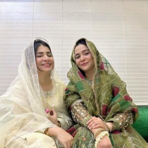 Humaima Malick Instagram - بہت یاد آتی ہیں، بہنیں جب پرائ ہو جاتی ہیں میرے دل کی یہی دعا ہے جن لمحوں میں تو مسکراتی ہے وہ لمحے کبھی ختم نہ ہوں @duamalik we live this song and love this too ❤️ #candidisbest