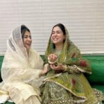 Humaima Malick Instagram - بہت یاد آتی ہیں، بہنیں جب پرائ ہو جاتی ہیں میرے دل کی یہی دعا ہے جن لمحوں میں تو مسکراتی ہے وہ لمحے کبھی ختم نہ ہوں @duamalik we live this song and love this too ❤️ #candidisbest