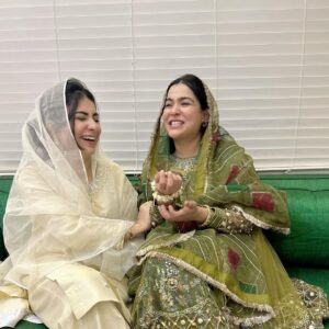 Humaima Malick Instagram - بہت یاد آتی ہیں، بہنیں جب پرائ ہو جاتی ہیں  میرے دل کی یہی دعا ہے جن لمحوں میں تو مسکراتی ہے وہ لمحے کبھی ختم نہ ہوں @duamalik we live  this song and love this too ❤️ #candidisbest