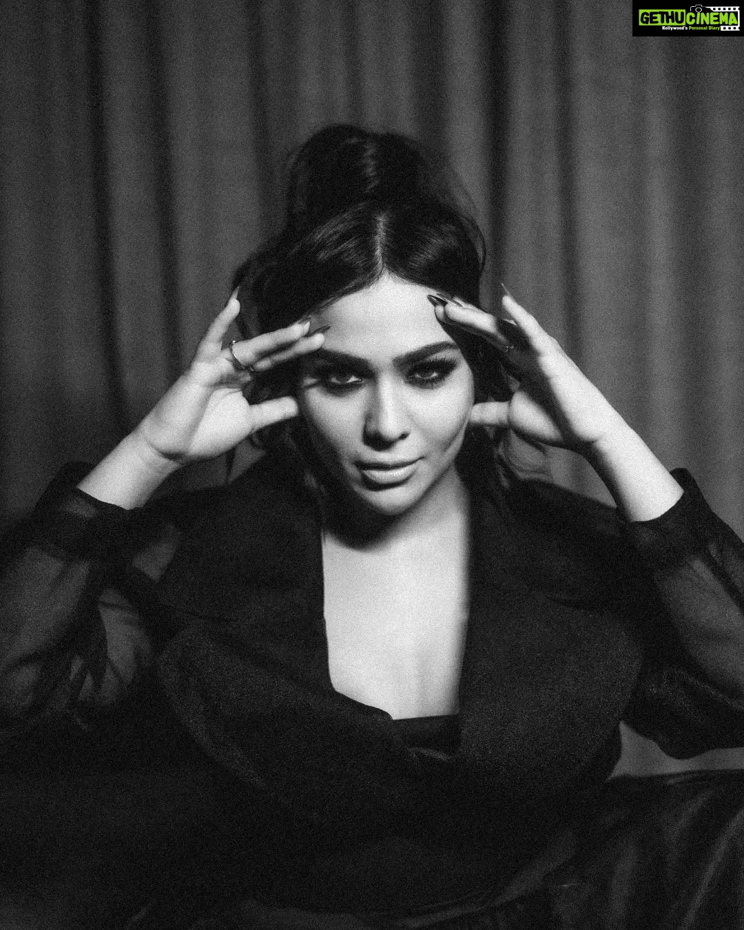 Humaima Malick Instagram - Humaima Malick in Monochrome ❤️ @humaimamalick @zafshabir @officiallubnarafiq @afsheenmalik @nuofficial @thecactusagency @rameezbarkat . . . #FilmedbyAkash Manchester, United Kingdom