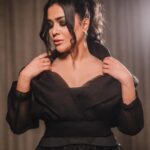 Humaima Malick Instagram - Yaaaaasss Slay! 😻Muse: @humaimamalick Creative Director & Styling: @zafshabir Styling Assistant: @afsheenmalik Wardrobe: @nuofficial Makeup & Hair: @officiallubnarafiq Photography & Videography: @filmedbyakash Production: @thecactusagency