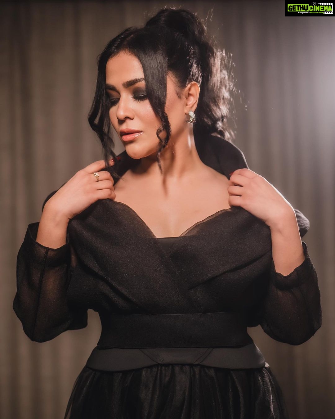 Humaima Malick Instagram - Yaaaaasss Slay! 😻Muse: @humaimamalick Creative Director & Styling: @zafshabir Styling Assistant: @afsheenmalik Wardrobe: @nuofficial Makeup & Hair: @officiallubnarafiq Photography & Videography: @filmedbyakash Production: @thecactusagency