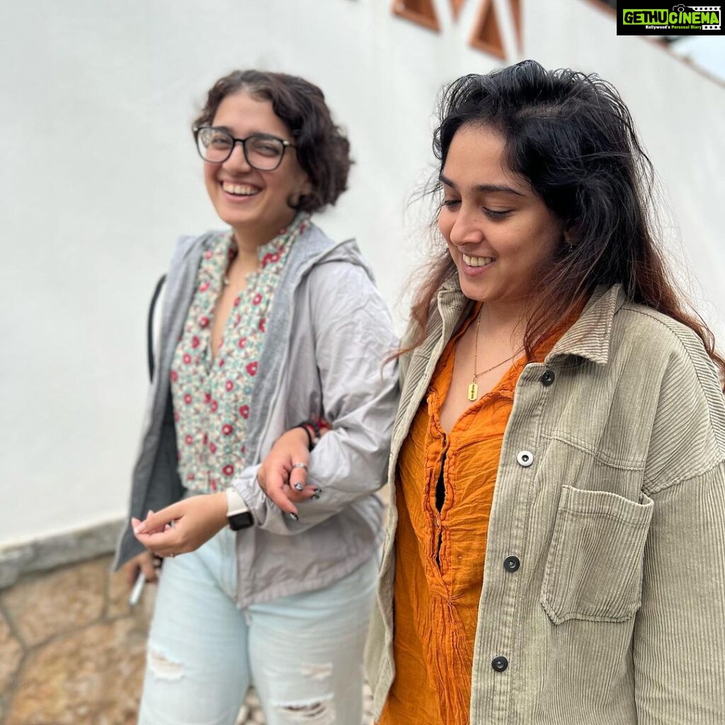 Ira Khan Instagram - Mishtuuu 🥰 We’re back in Europe! I think we look the same. Just without the towels. Candid or not? Take a guess. Cascais, Portugal