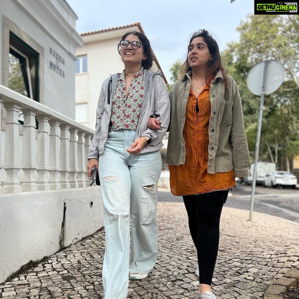 Ira Khan Instagram - Mishtuuu 🥰 We’re back in Europe! I think we look the same. Just without the towels. Candid or not? Take a guess. Cascais, Portugal