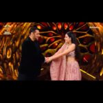 Isha Malviya Instagram – Kaisi lagi aapko #ishamalviya aur @beingsalmankhan ki ye pyaari si mulaqat.. aise hi pyaar barsate rahiye aur dekhte rahiye #biggboss only on @colorstv and @officialjiocinema app. π
#ishamalviya #biggboss17 #salmankhan #bb17 #colorstv #jiocinema #endemolshine @colorstv @endemolshineind