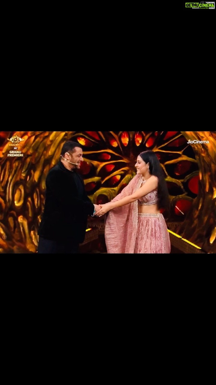 Isha Malviya Instagram - Kaisi lagi aapko #ishamalviya aur @beingsalmankhan ki ye pyaari si mulaqat.. aise hi pyaar barsate rahiye aur dekhte rahiye #biggboss only on @colorstv and @officialjiocinema app. 💕 #ishamalviya #biggboss17 #salmankhan #bb17 #colorstv #jiocinema #endemolshine @colorstv @endemolshineind