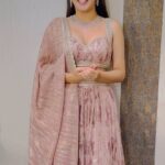 Isha Malviya Instagram – Chote sheher se bade sapne liye.. mehnat kar yaha tak pohochna.. aur musibato ka datkar samna karna.. aa gai hai bigg boss ki sabse youngest aur dumdar contestant Isha Malviya. Apne humesha Isha ka saath diya hai aur iss journey mein bhi dete rehna. Keep supporting and loving Isha. ❤️💫
#ishamalviya #biggboss #biggboss17 #bb17 #colors #jiocinema #endemolshine @colorstv @endemolshineind @officialjiocinema