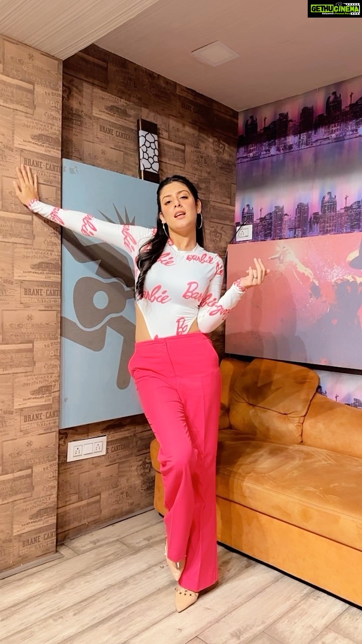 Isha Malviya Instagram - bachke bachke!π @karanaujla_official #ishamalviya #karanaujla . Hair and makeup @vannillasalon x @mallikapirani Venue partners @shaileshssuvarna x @srocksmusicofficial x @monty_bk3 Outfit @a_trolley_ofclothes x @khwaish_mehta
