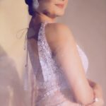 Isha Malviya Instagram - kasi lag rahi hu mai?🙈 . #ishamalviya #reel #saree #newsong #ifeelking @ifeelking