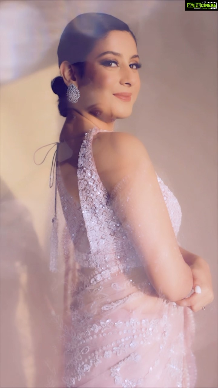 Isha Malviya Instagram - kasi lag rahi hu mai?🙈 . #ishamalviya #reel #saree #newsong #ifeelking @ifeelking