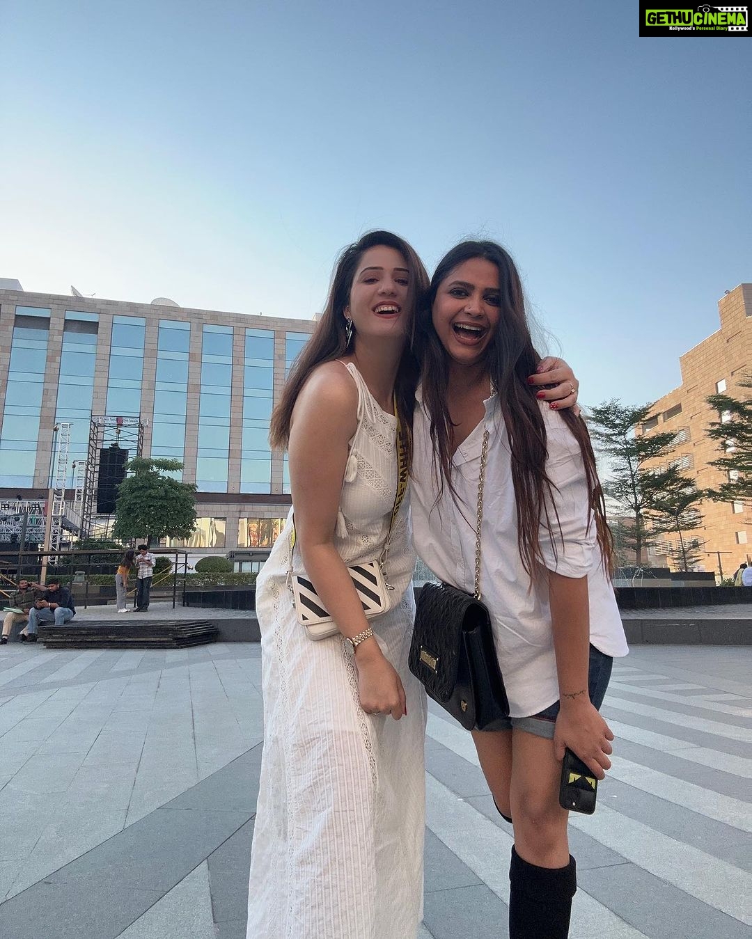 Isha Rikhi Instagram - Keeping laughter alive 🤭👯♀️🥰 @devikat.chaudhary
