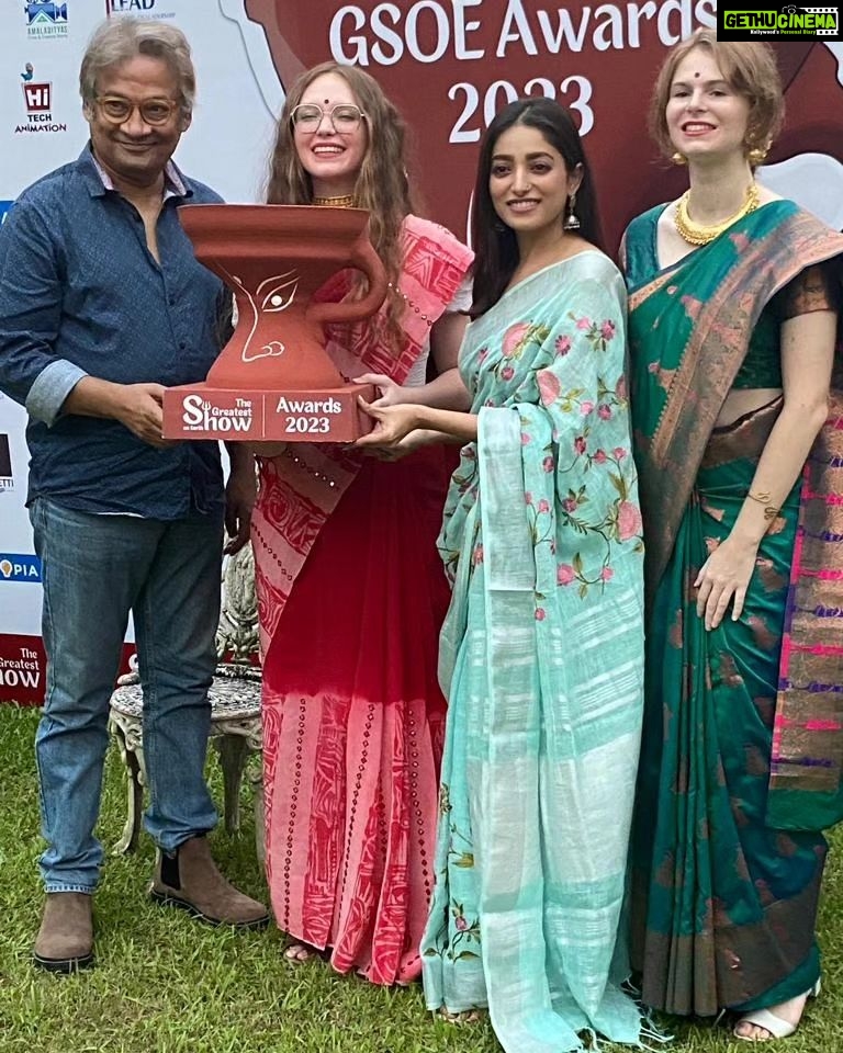 Ishaa Saha Instagram - The stunning GSOE Award trophy for 2023 is here!🏆 Unveiled by our incredible Brand Ambassador from France, Alice Bonnefoy (@alicebnnf), alongside Tollywood stars Ishaa Saha (@ishaasaha_official)and Shaantilal Mukherjee (@santilalmukherjee) . Get ready for a spectacular celebration of talent and creativity. 🌟🎥 #GSOEAwards2023 @porajoyed @meaowpramanik @koel.m_ #StarStuddedUnveiling #pujoasche #durgamaa #DurgaPujaSpectacle #maadurga #pujovibes #pujoasche #goodvibes #kolkatadurgapuja #instagram #maadurga #kolkata #durgapujadiaries #thegreatestshowonearth #gsoe #gsoe2023 𝒦𝑜𝓁𝓀𝒶𝓉𝒶 - 𝒯𝒽𝑒 𝒞𝒾𝓉𝓎 𝒪𝒻 𝒥𝑜𝓎