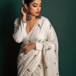 Ishaa Saha Instagram – Hoichoi night it was!! #hoichoiseason7 

.
.

Saree : @threaded_madhab @style_by_madhab 

M & H : @kunal_makeup_artist 

Photography : @creativostudio