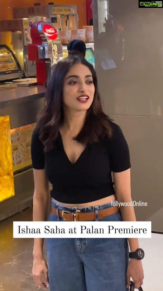Ishaa Saha Instagram - Cool chic 🚶♀️...@ishaasaha_official look for #Palan premiere must be defined as same...Rate this look out of 10 👌 Inox South City Mall