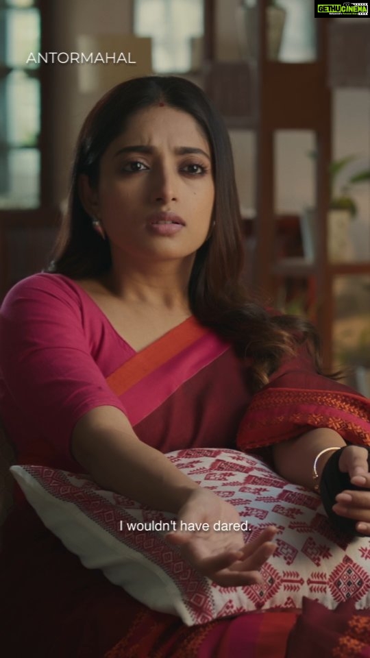 Ishaa Saha Instagram - বিয়ের পর সন্তান হওয়াটা কতটা জরুরি? #Antormahal: Trailer out now | Series directed by @aj_sen, written by @neelzpics, premieres on 24th November only on #hoichoi. @i_sauravdas @ishaasaha_official @swastika023 @arpan_avi_ghoshal #RitaDuttaChakraborty @sreetama_roychowdhury @svfsocial @iammony