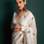 Ishaa Saha Instagram – Hoichoi night it was!! #hoichoiseason7 

.
.

Saree : @threaded_madhab @style_by_madhab 

M & H : @kunal_makeup_artist 

Photography : @creativostudio