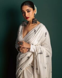 Ishaa Saha Instagram - Hoichoi night it was!! #hoichoiseason7 

.
.

Saree : @threaded_madhab @style_by_madhab 

M & H : @kunal_makeup_artist 

Photography : @creativostudio