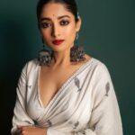 Ishaa Saha Instagram – Hoichoi night it was!! #hoichoiseason7 

.
.

Saree : @threaded_madhab @style_by_madhab 

M & H : @kunal_makeup_artist 

Photography : @creativostudio