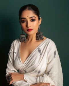 Ishaa Saha Instagram - Hoichoi night it was!! #hoichoiseason7 

.
.

Saree : @threaded_madhab @style_by_madhab 

M & H : @kunal_makeup_artist 

Photography : @creativostudio