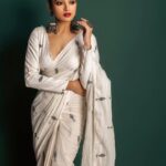 Ishaa Saha Instagram – Hoichoi night it was!! #hoichoiseason7 

.
.

Saree : @threaded_madhab @style_by_madhab 

M & H : @kunal_makeup_artist 

Photography : @creativostudio