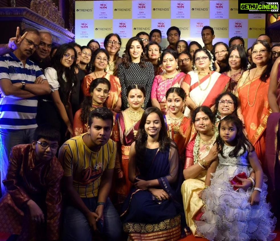 Ishaa Saha Instagram - Had an incredible time visiting Hooghly & Kolkata for Trends Saj Parbon! π I was truly amazed by the excellent fashion sense on display by the people. It's heartwarming to see such style and passion come alive. @reliancetrends #Trends #GetThemTalking #Fashion #NewCollection #EthnicWear #WomensWear #WomensFashion #MensWear #MensFashion #TrendsSajParbon