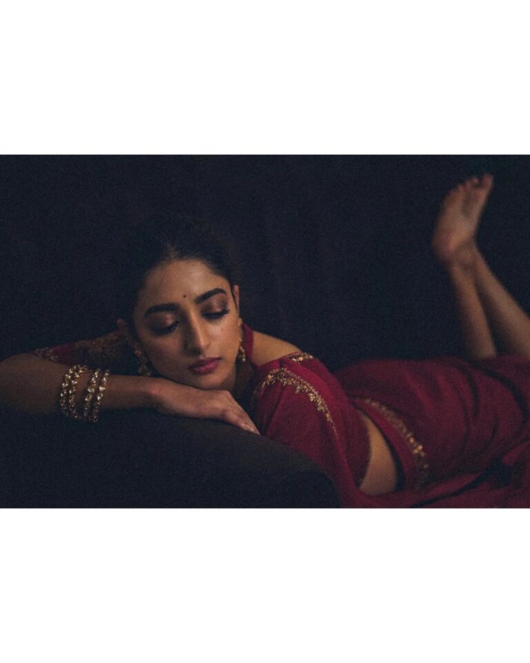 Ishaa Saha Instagram - বোলোনা রাধিকা তাকে, যেও না, যেও না প্রিয়.... Somewhere In Peace
