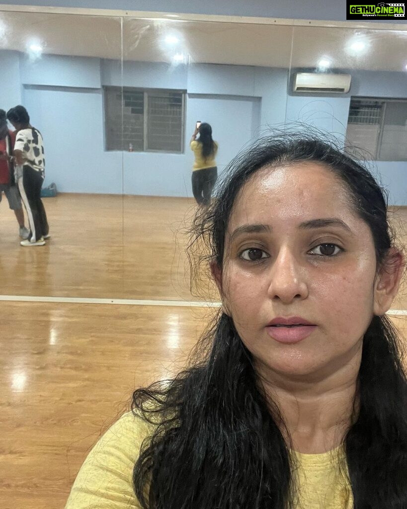 Ishika Singh Instagram - Visiting dance floor after a long time … dance rehearsals #dancerehearsal #reharsals #shootmode #actorslife #actorslife🎬