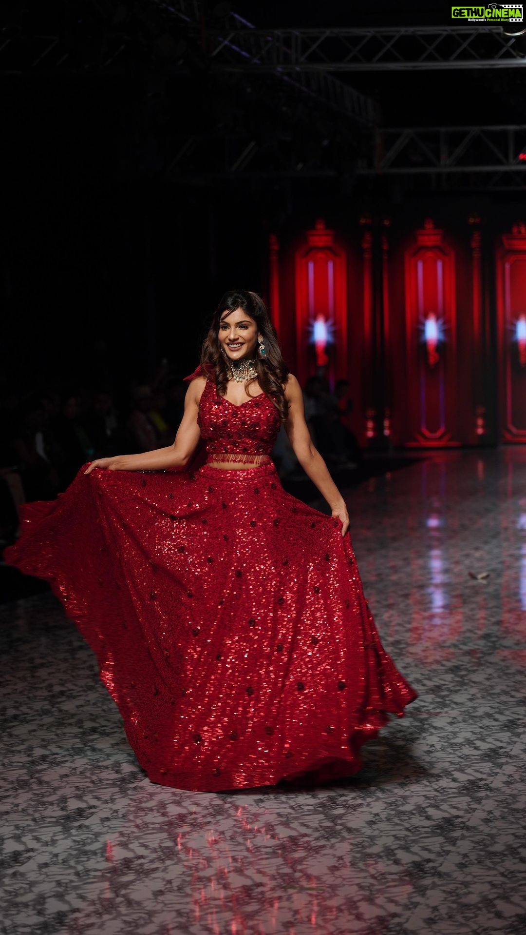 Ishita Raj Sharma Instagram - It was so much fun to be opening the Global India Couture week in New Delhi and even a greater pleasure to be show stopping for the very talented @archanakochharofficial in her new collection ‘Melange’ > @gicwind @newlightjewellers @iam_rajinamdar