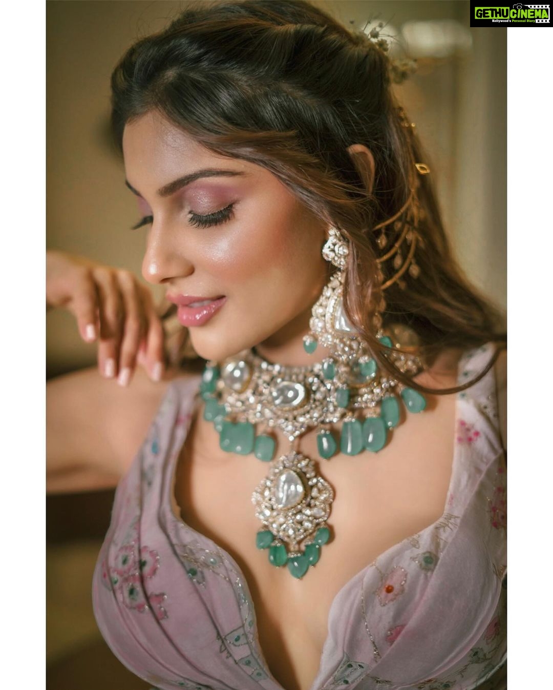 Ishita Raj Sharma Instagram - Dussehra a festival that worships our goddess. Celebrating goddess Durga Shakti and Saraswati. Honouring the femininity. Embrace the light in you! Happy Dussehra🪷
