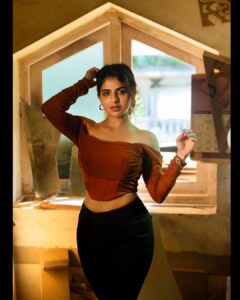 Iswarya Menon Instagram - DRIPPING in moonlight 🌚🤎 . 📷 @irst_photography Mua @noormakeup_mehndi @vgpgoldenbeachresort