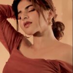 Iswarya Menon Instagram – 💥🤎
.
🎥  @g_vigneshwaran_ 
.
With @irst_photography, @noormakeup_mehndi, @vgpgoldenbeachresort