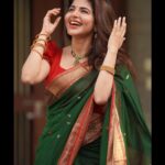 Iswarya Menon Instagram - இனிய தீபாவளி நல்வாழ்த்துக்கள்🪔 . దీపావలి శుభాకాంక్షలు 💥 . ദീപാവലി ആശംസകൾ . Wishing you all a happy happy Diwali 🪔💥♥️ . 📷 @camerasenthil @jeevithamakeupartistry @thepallushop @aaranyarentaljewellery @rrajeshananda