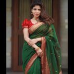 Iswarya Menon Instagram - இனிய தீபாவளி நல்வாழ்த்துக்கள்🪔 . దీపావలి శుభాకాంక్షలు 💥 . ദീപാവലി ആശംസകൾ . Wishing you all a happy happy Diwali 🪔💥♥️ . 📷 @camerasenthil @jeevithamakeupartistry @thepallushop @aaranyarentaljewellery @rrajeshananda