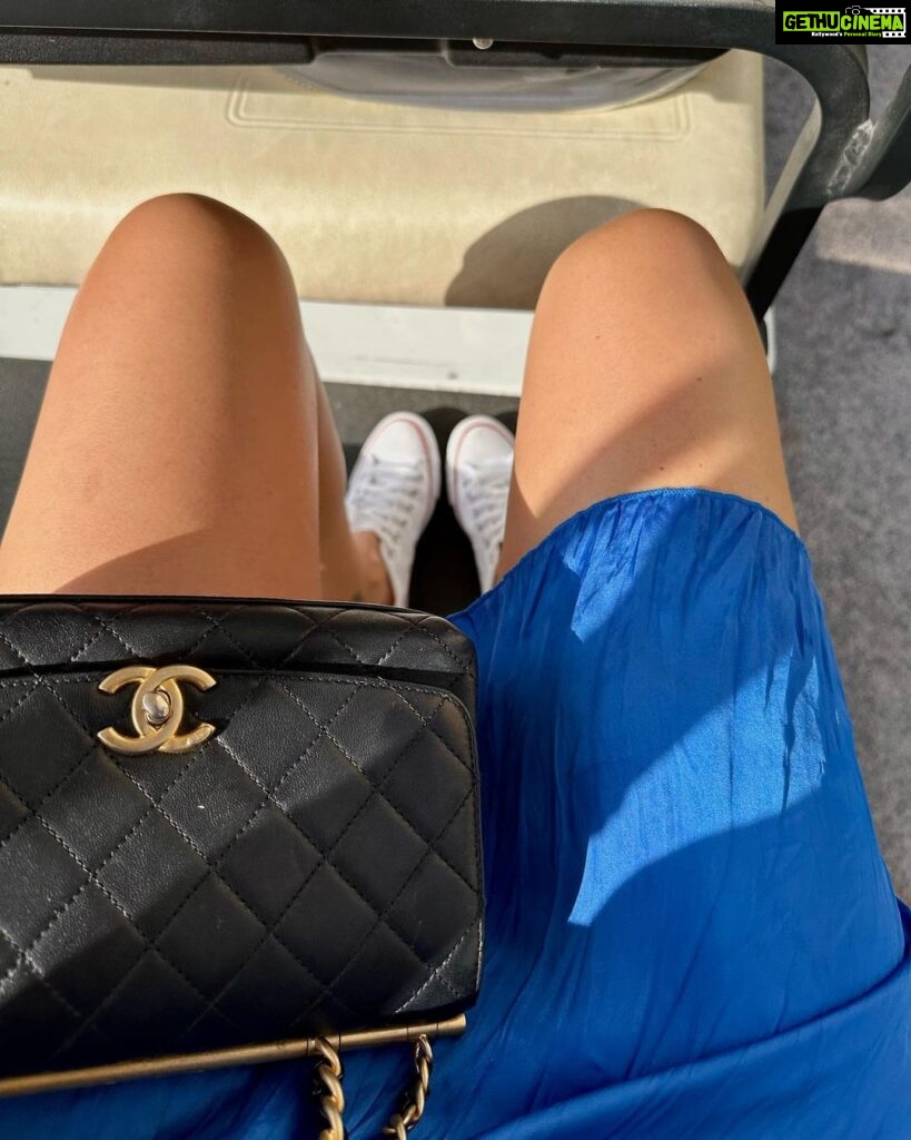 Izabelle Leite Instagram - expectations: walk casually on heels like @georginagio does reality : converse,i see you 😅🩵🇬🇷 Manos Doha